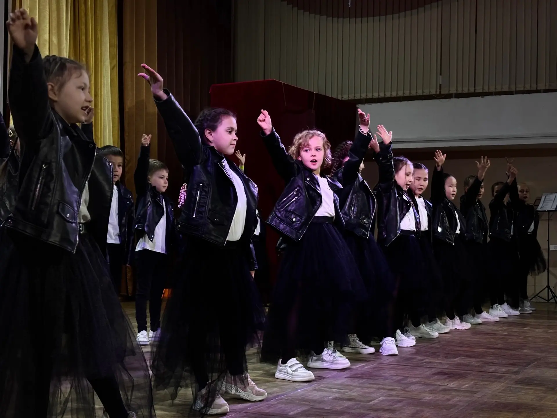 🎓✨ ПОСЛЕДНИЙ ЗВОНОК ДЛЯ 9-Х И 11-Х КЛАССОВ! ✨🎓  26 мая, в нашей гимназии прозвенели Последние звонки