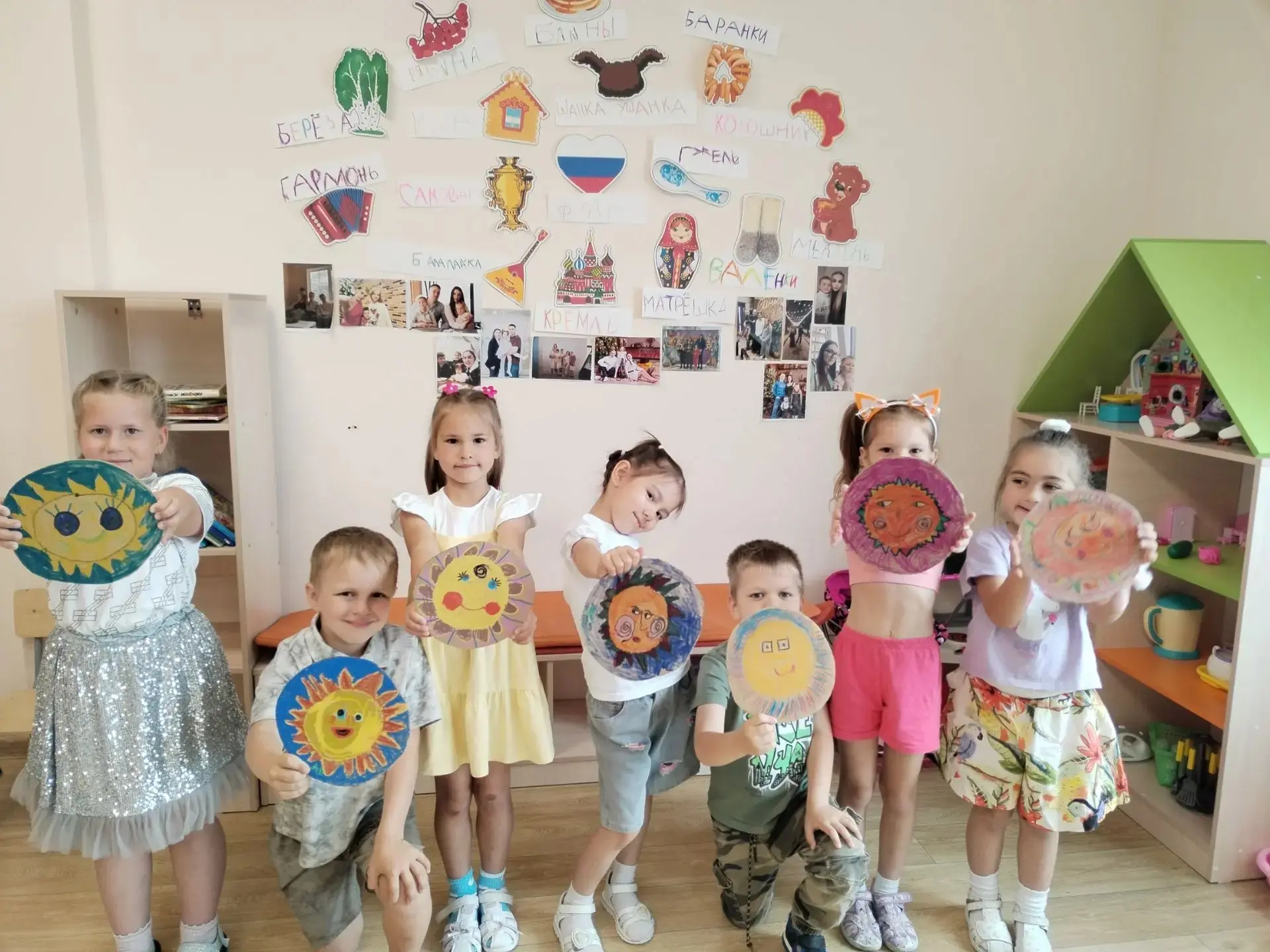 Солнце красное, солнце яркое, солнце тёплое, солнце жаркое. Это всё наше летнее солнышко.
Сегодня ре