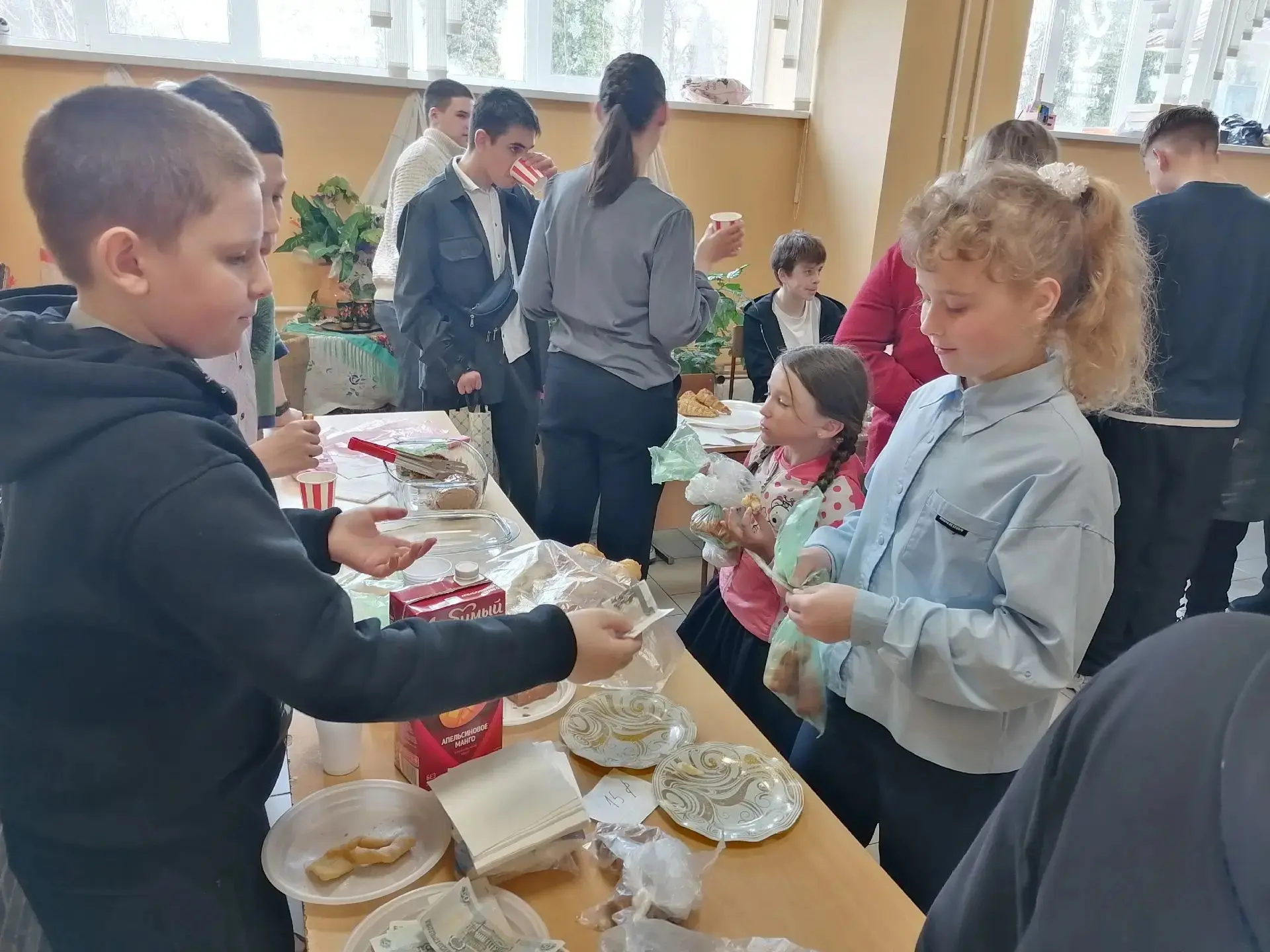 Школьная ярмарка Добра: тепло сердец для наших бойцов