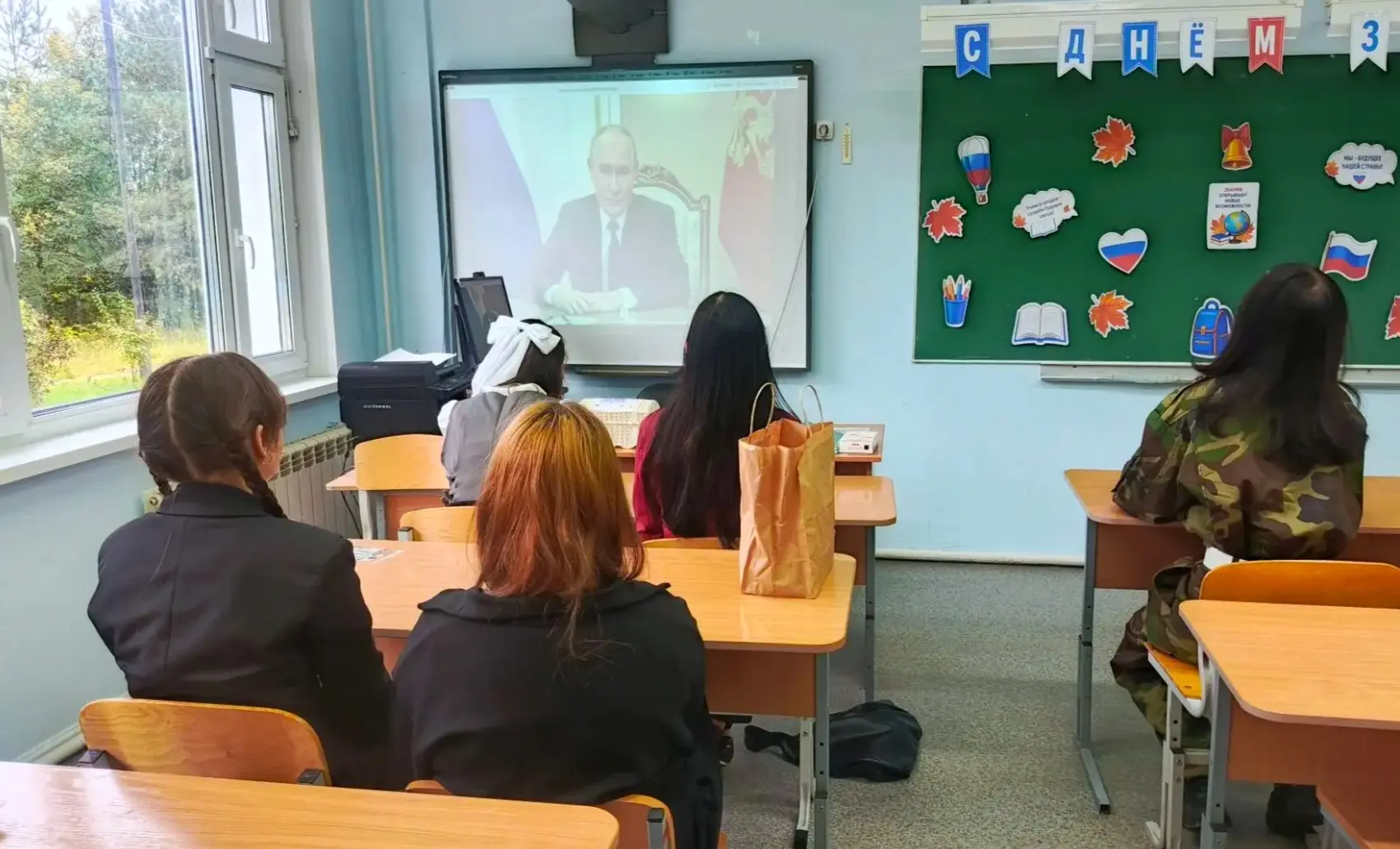 Сразу после линейки ребята отправились на свой первый в этом году «Разговор о важном». ...