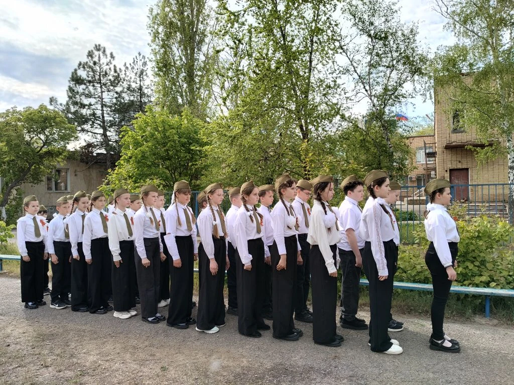 Красиво и зрелищно прошел сегодня смотр строя и песни среди учащихся 3-4 классов.  Каждый отряд прод