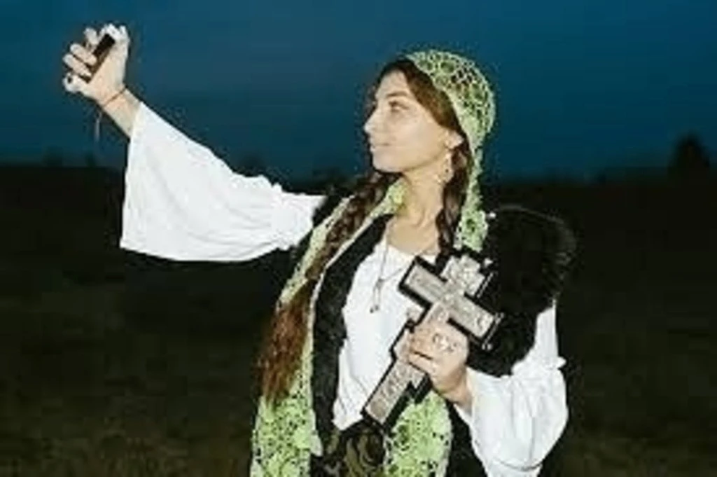 ‍Цыганка поделилась заговорами от сильной порчи.

1) Наломайте осиновых веток, бросьте их под ноги б