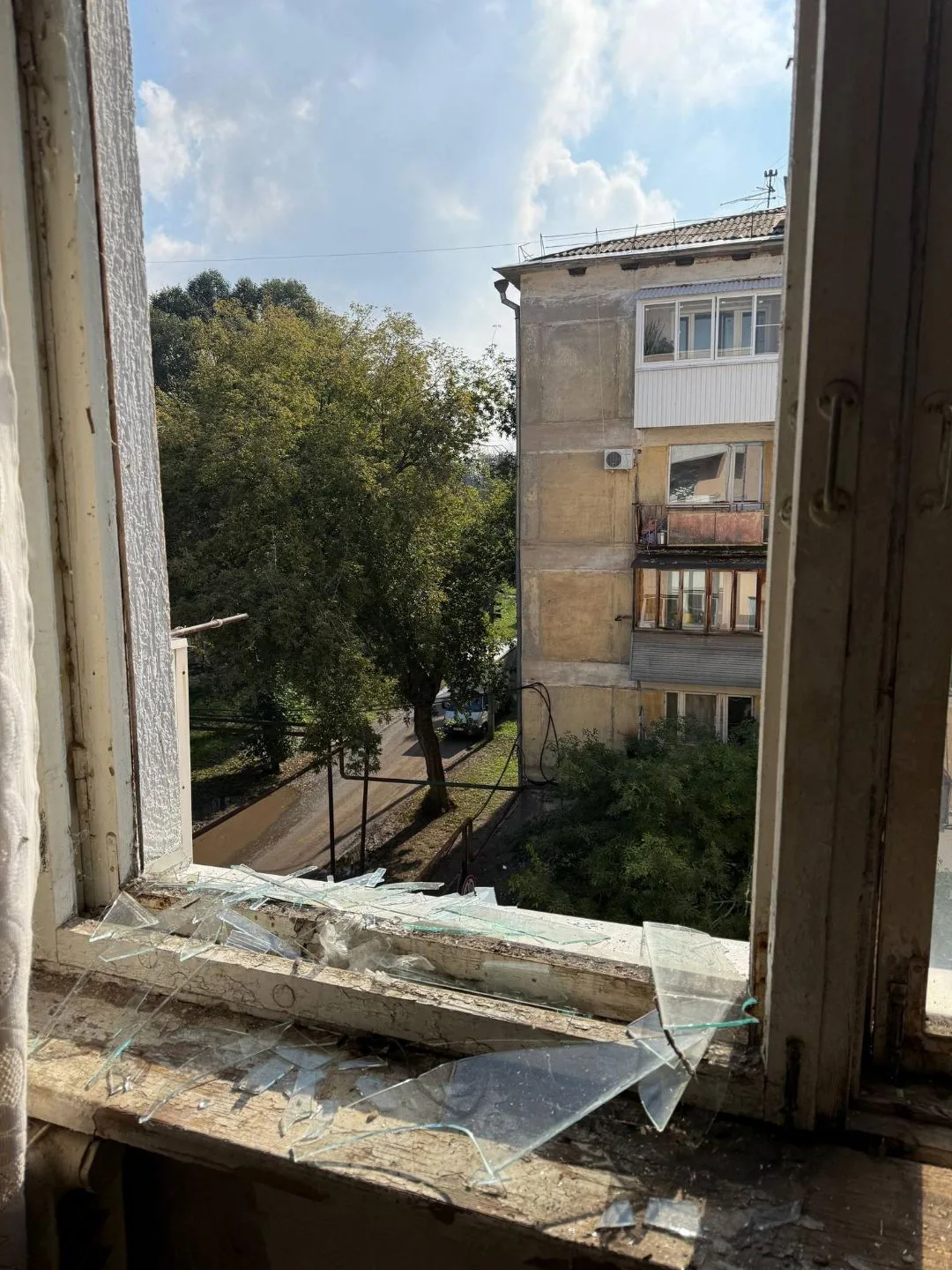 В Самаре жители дома на улице Липяговской просят установить окна, которые выбило при ат...