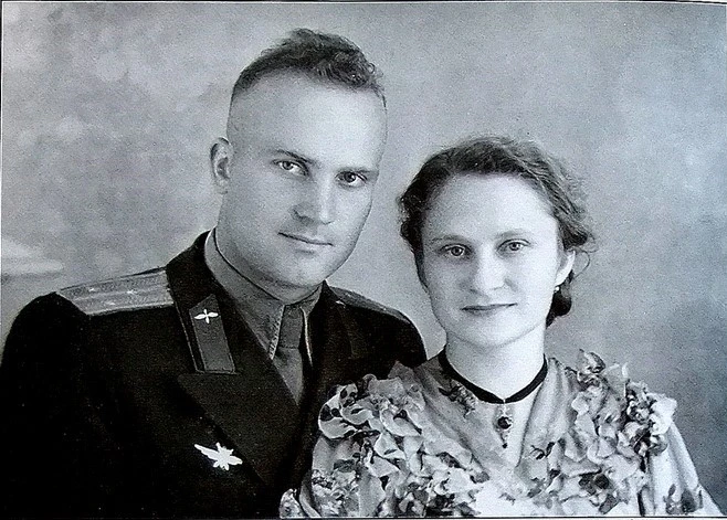 1.Александр Васильевич и Галина Васильевна Федотовы, г. Армавир, середина 1950-х гг.
2.Поздравительн