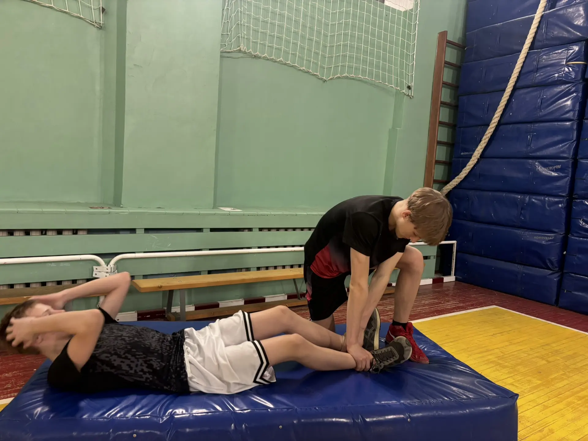 🏋️‍♀️ С радостью сообщаем, что в нашей школе продолжаются тренировки по гиревому спорту! Это уникаль