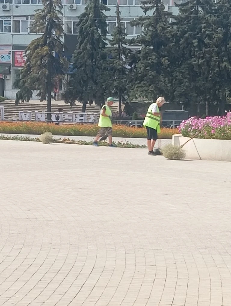 Подметание дорожек, чистка газонов в скв. Ляхова