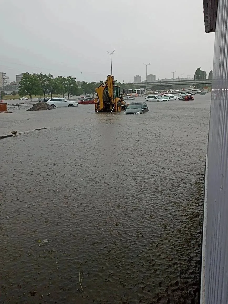 💦 Машины тонут в низинах Старого Оскола

Ливень продолжается. В ТРЦ «Боше» на полу уже мини-бассейн