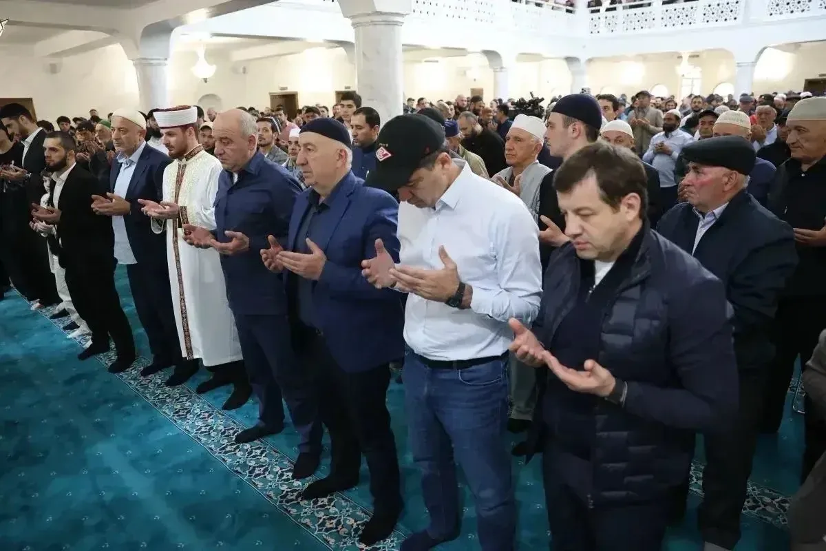 Рашид Темрезов вместе с верующими со всей республики принял участие в праздничной молитве, которую в