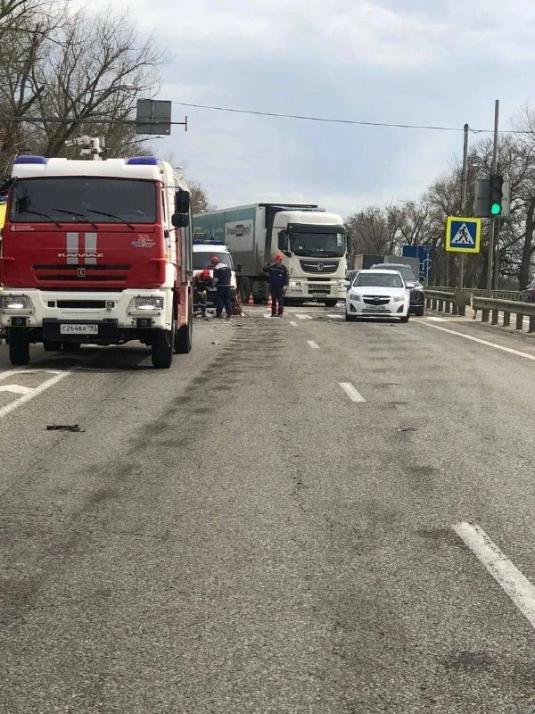 Двое взрослых и двое детей пострадали в результате массовой аварии на трассе в Армавире  В районе по