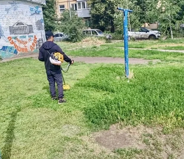 🧹Утренняя уборка придомовой территории и покос травы по адресам: 
Победы, 147
Карла Маркса, 376
Дал