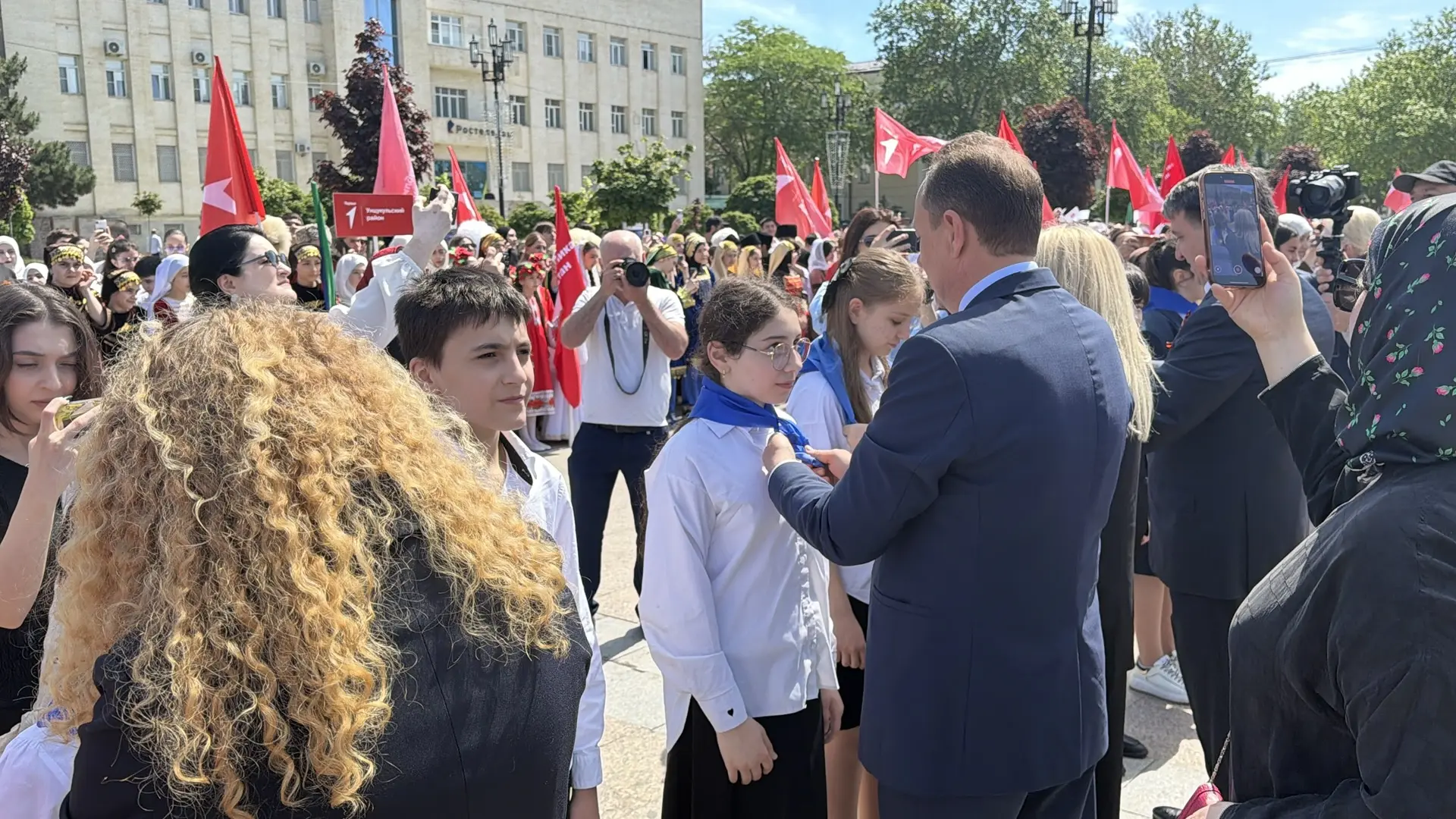 В Махачкале прошёл торжественный «Парад наследников Победы» Движения Первых. Вместе с тысячами ребят