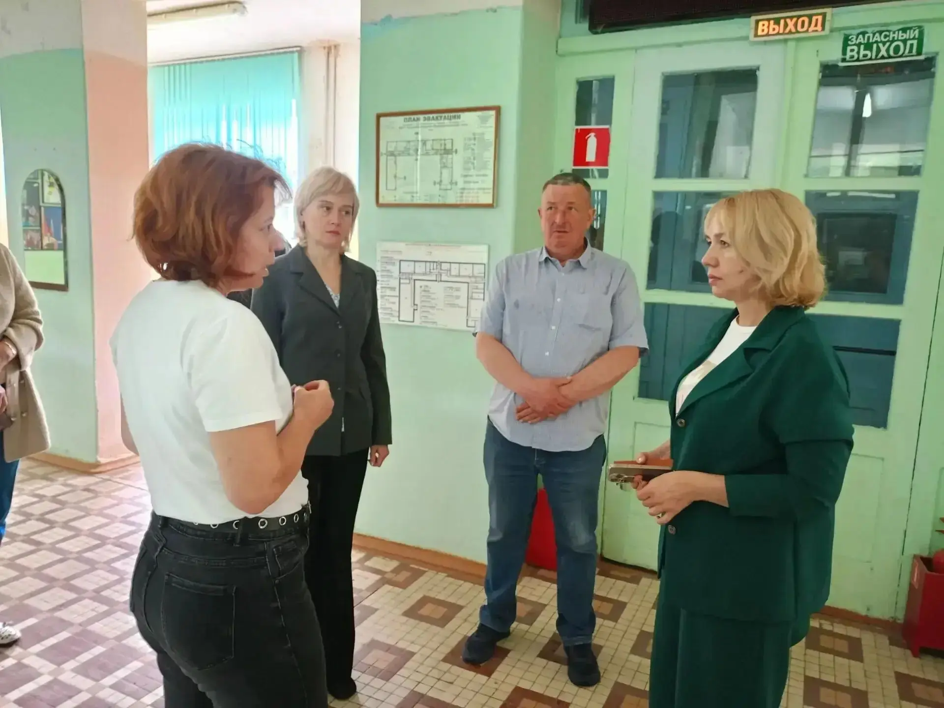 В Назарьевской школе Наро-Фоминского городского округа контролируют ход текущего ремонта

С рабочим 