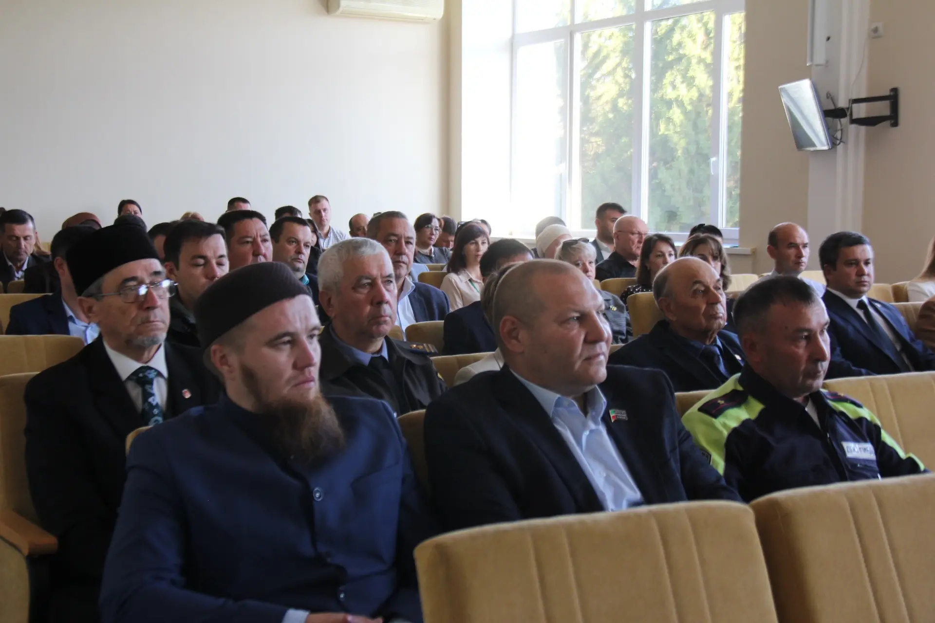 Район башлыгы Альберт Хуҗин җитәкчелегендә бүлек, оешма-предприятие җитәкчеләре белән к...