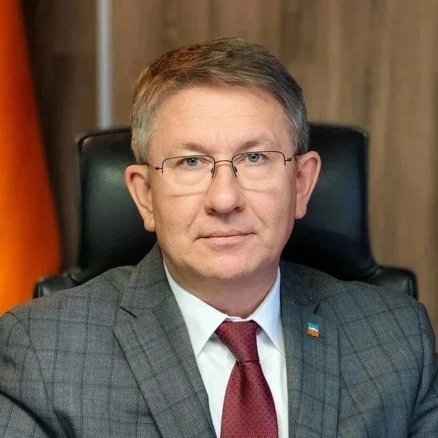 Дорогие выпускники, уважаемые педагоги! 
Поздравляю вас с праздником последнего звонка! Идут годы, м