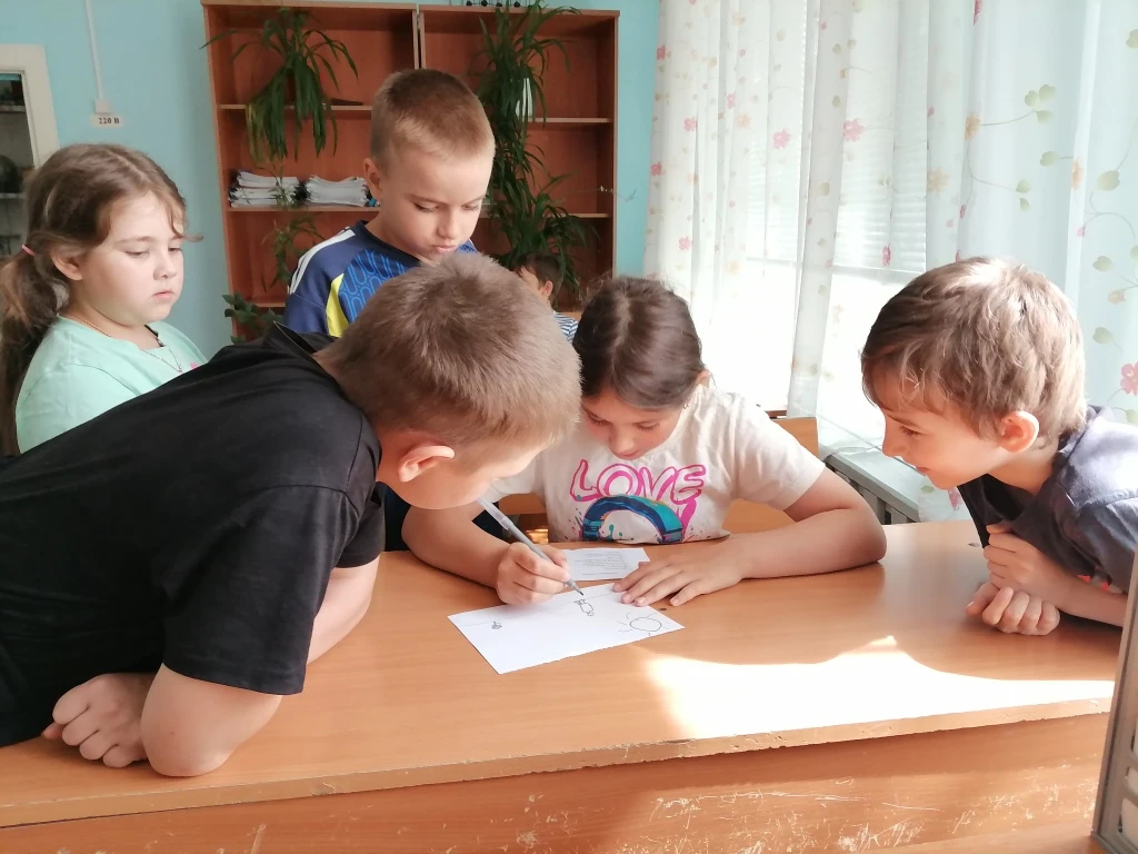 13 день. Игра-квест «Эко-след».
Сегодня утро в «Родных просторах» началось с поднятия флага, исполне