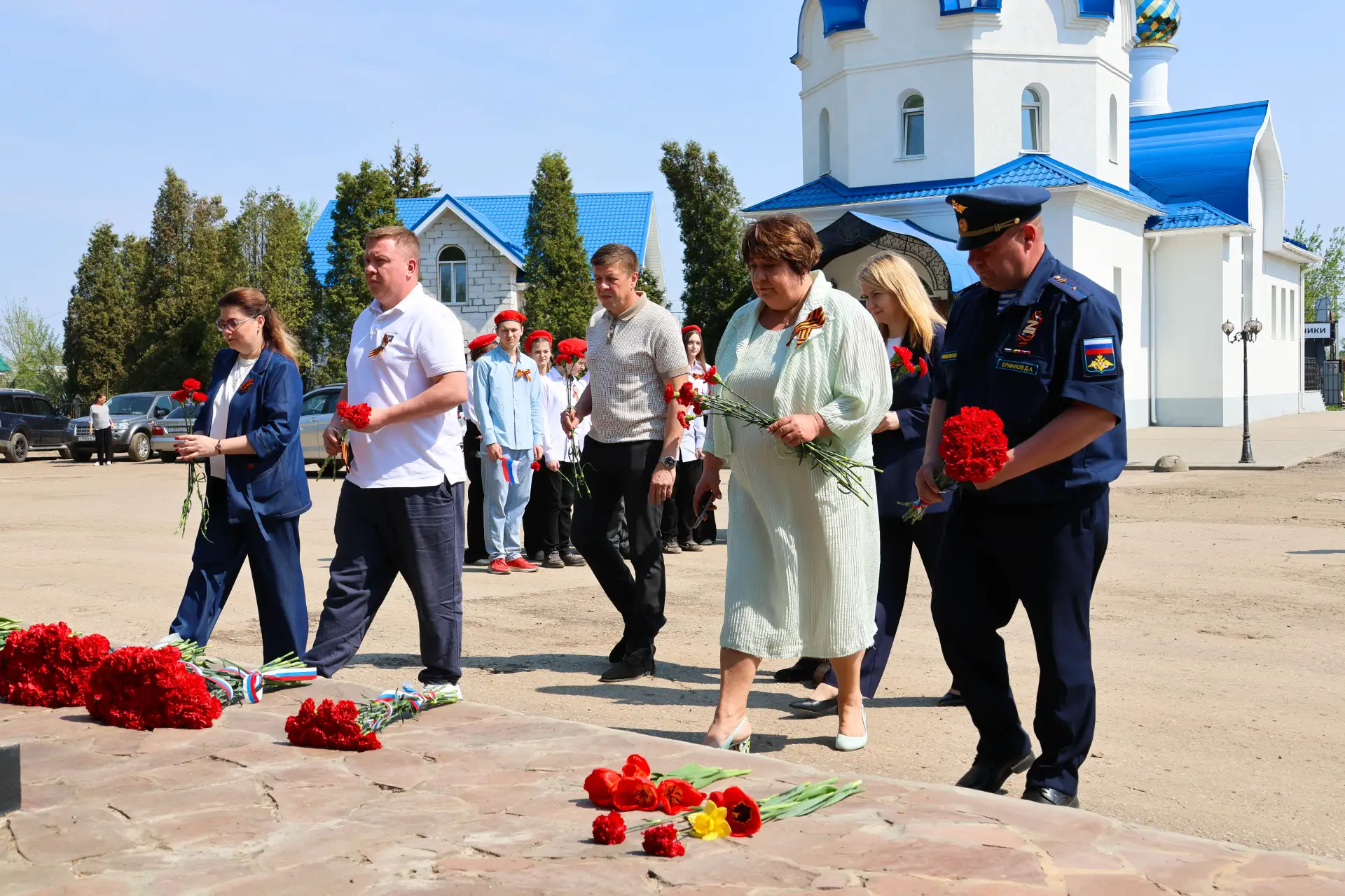 🌟 Новомосковцы почтили память героев  Накануне 81-й годовщины Великой Победы у Братской могилы на Го