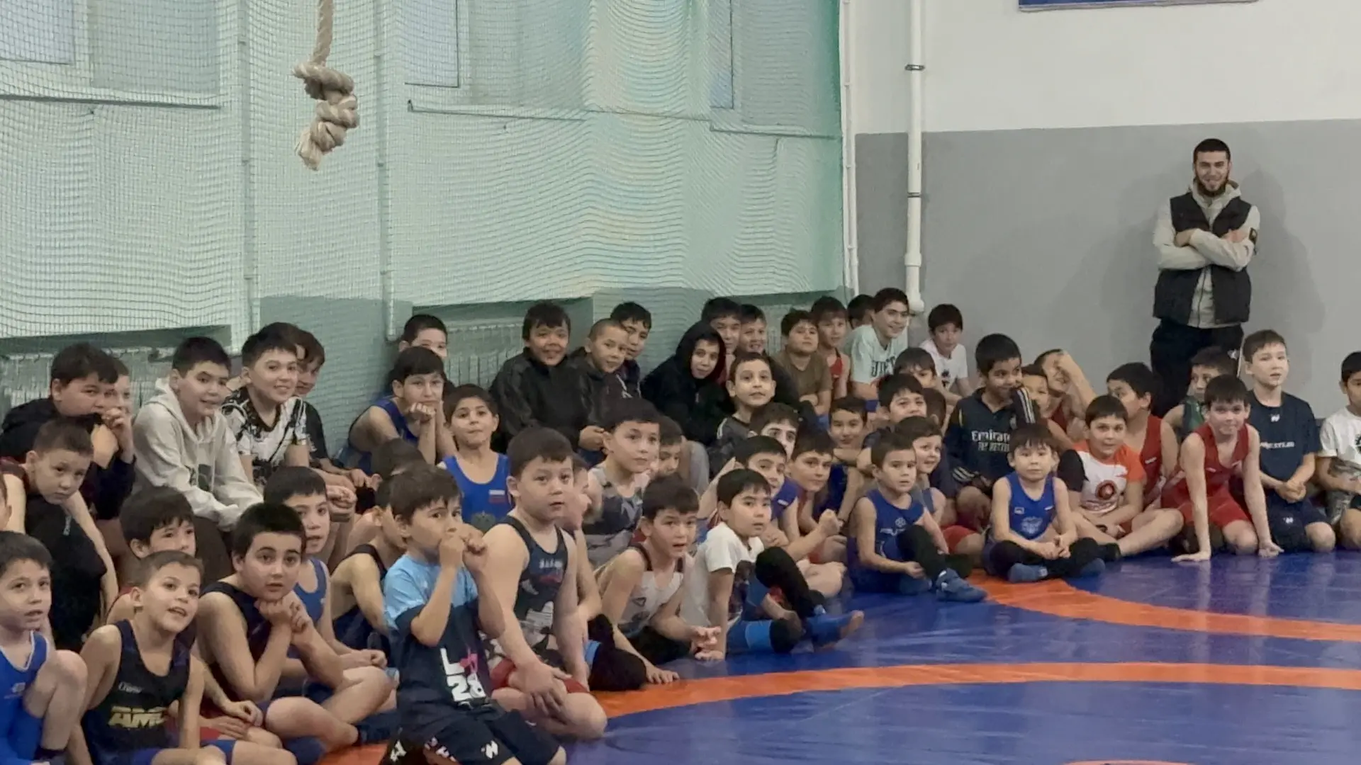Живая легенда в гостях! 🤼‍♂️✨ Сегодня  в нашей школе произошло по-настоящему историческое событие! П
