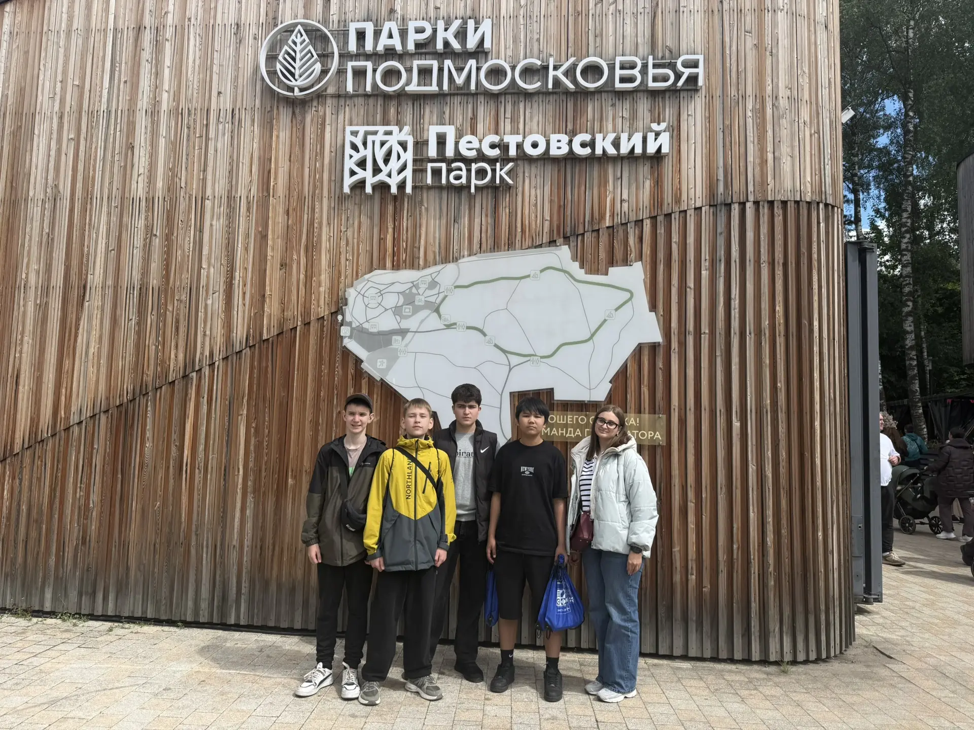 Команда 7 «В» класса приняла участие в городском интерактивном квесте «Город перемен» в...