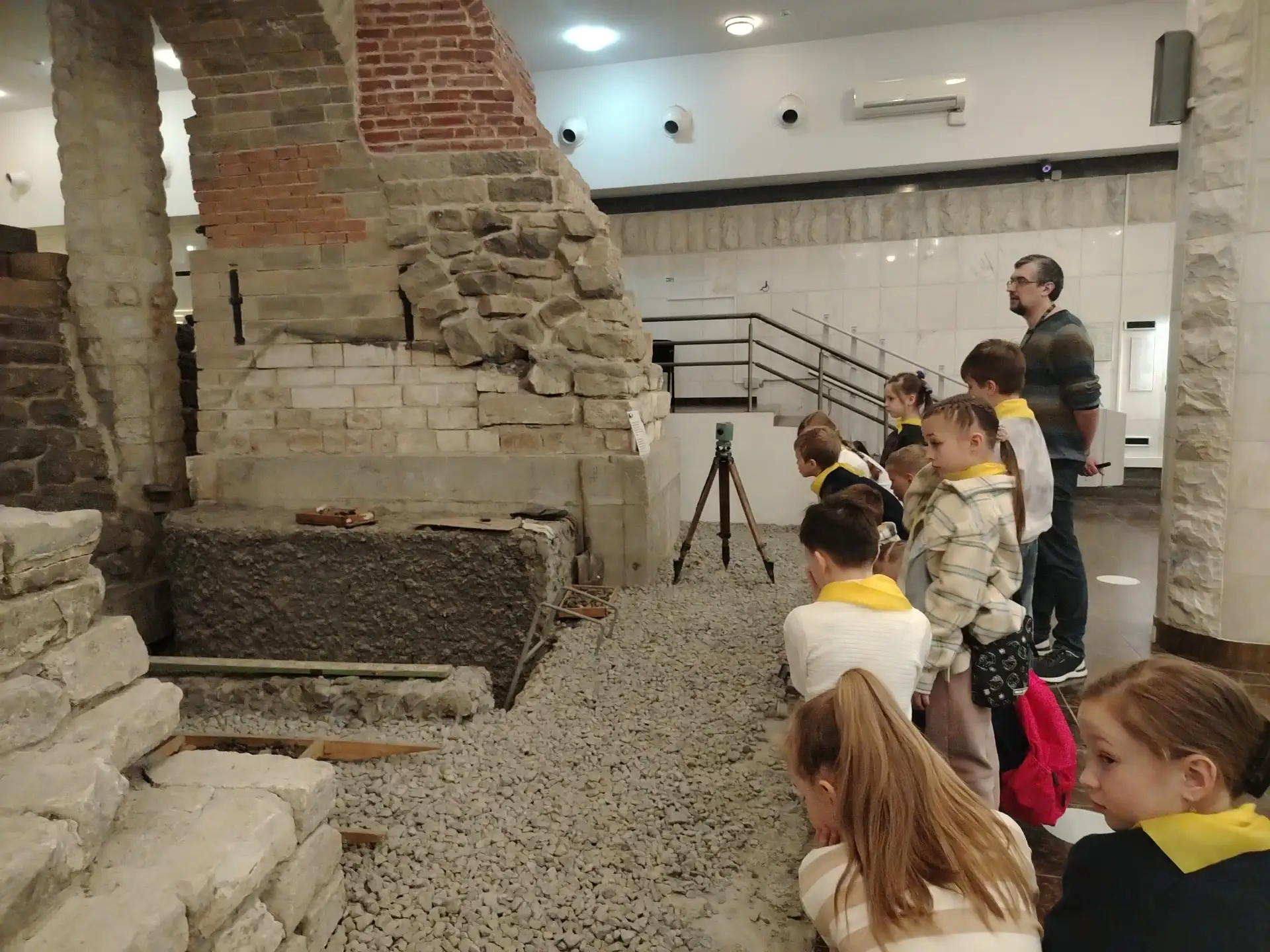 🏺 В поисках древних сокровищ!  Археологию часто называют «наукой лопаты», но наши второклассники теп