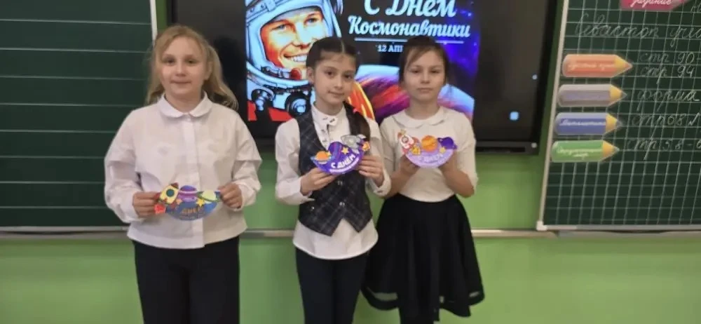 🎨✨ Творчество и музыка ко Дню космонавтики!  Ребята 3‑В класса не просто нарисовали красочные поздра