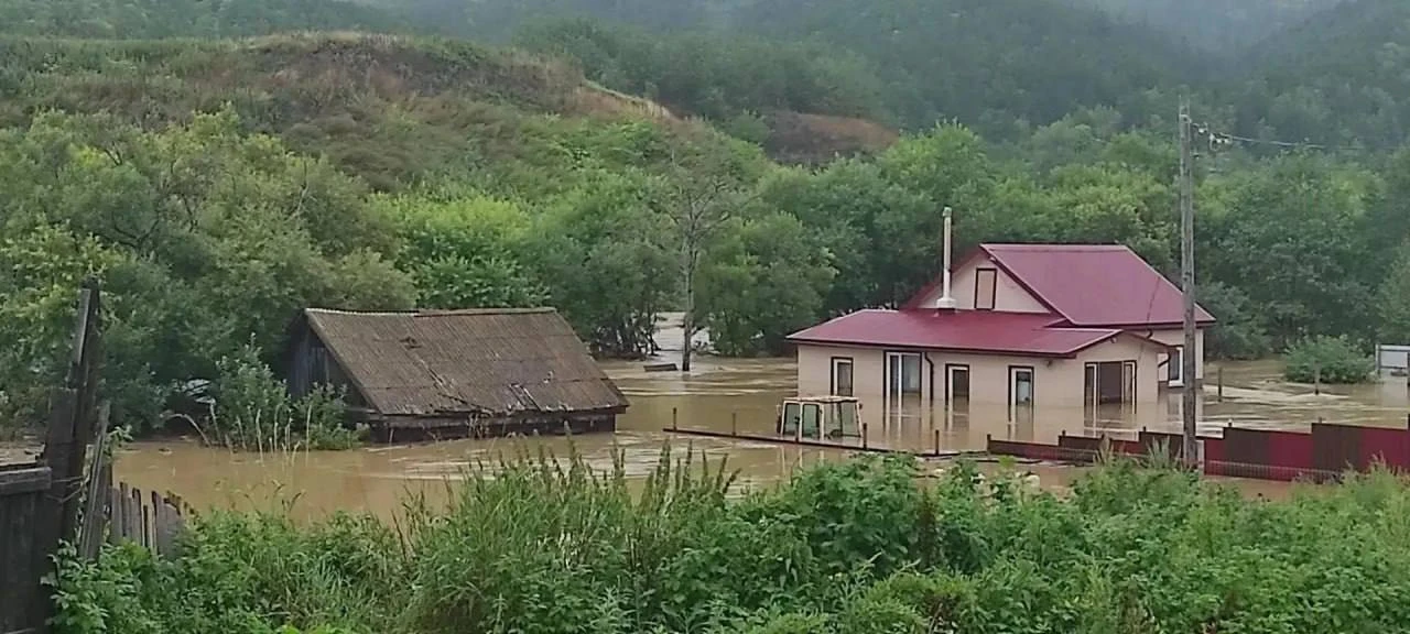 ⚡️Спасатели эвакуируют людей и откачивают воду из подтопленных домов на Сахалине