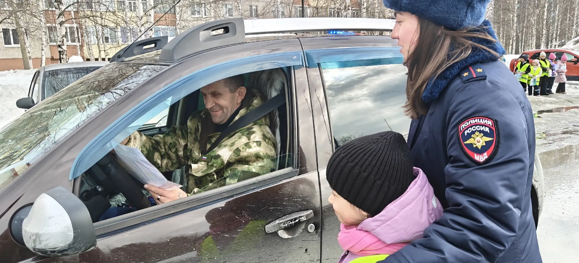 🚦 Юные инспекторы дорожного движения нашей школы вышли на дороги, чтобы поздравить ГАИ с 90-летием и