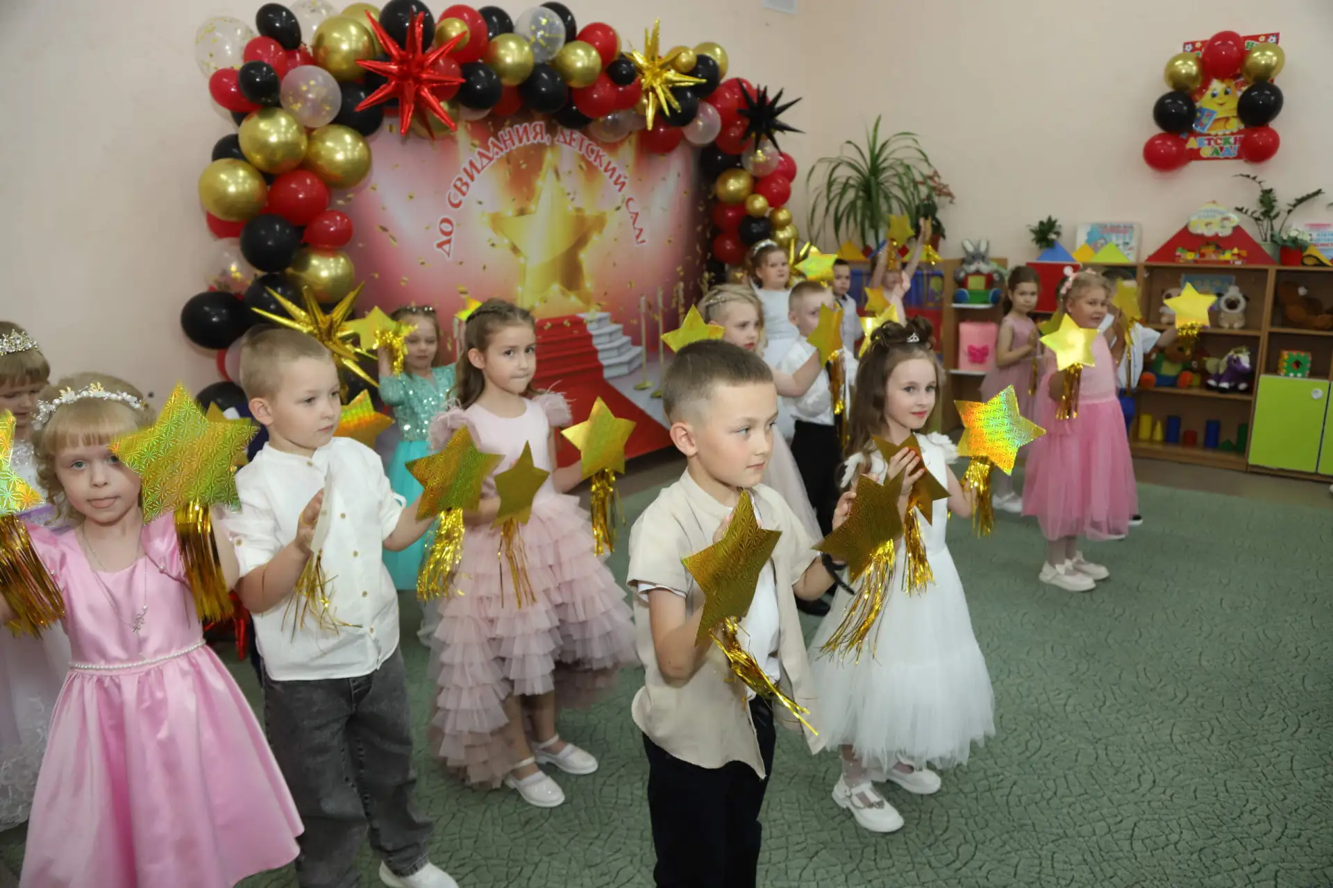 Выпускной — особенный, волнующий и радостный день, символизирующий прощание с детским садом и начало