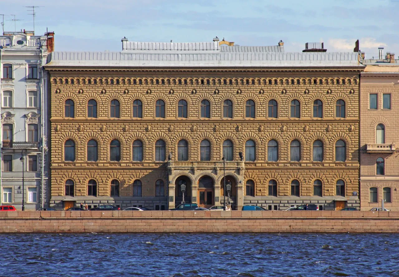 📍 Владимирский дворец

Это одно из знаковых зданий на Дворцовой набережной в Санкт-Петербурге. 

Ве