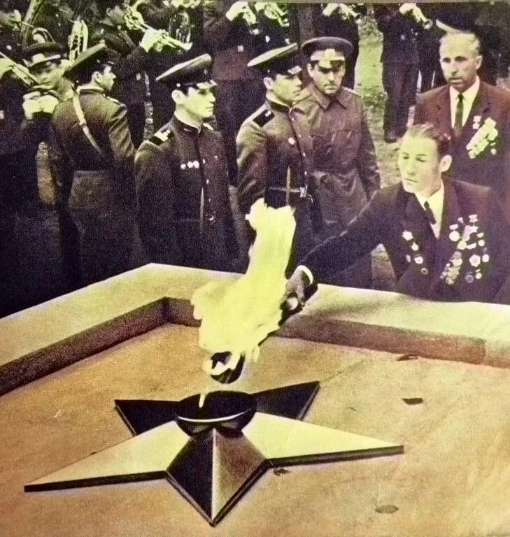 🔥 Когда в Смоленске в Сквере памяти героев зажгли Вечный огонь?