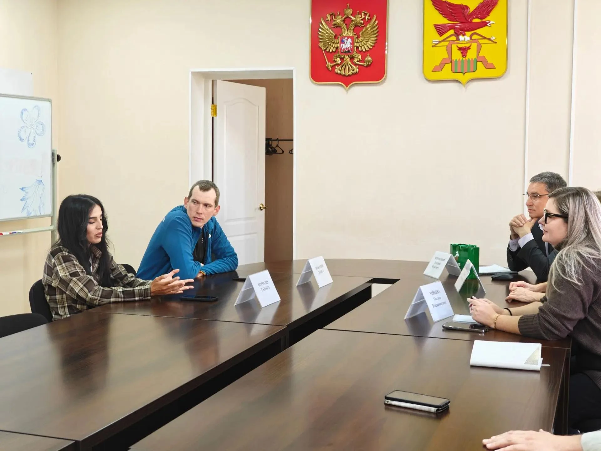 А в министерстве экономического развития края проходит встреча с путешественниками Тама...