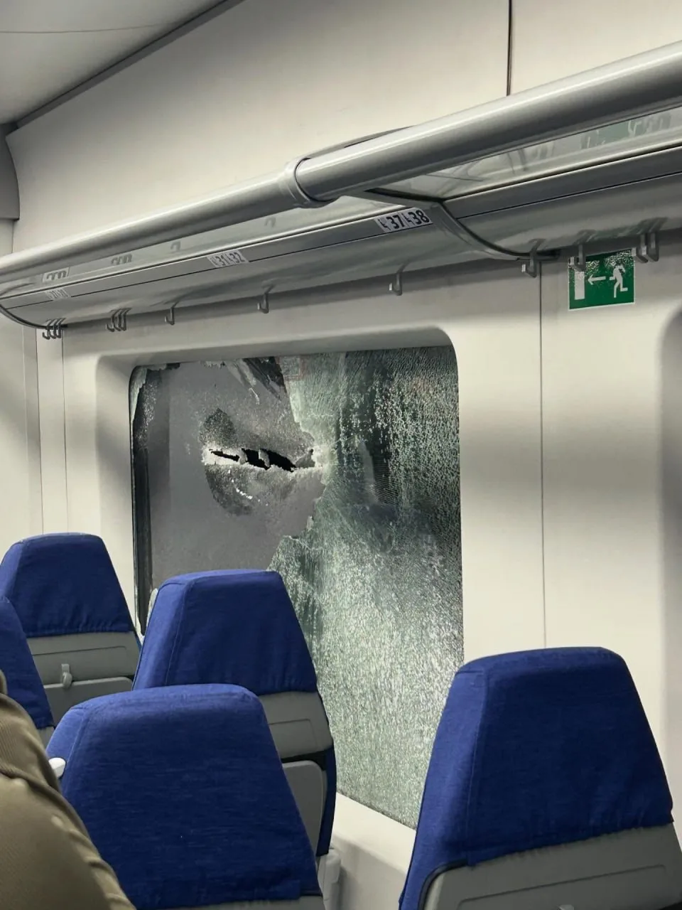 Окно "Ласточки" по пути из Выборга в Петербург пробил неизвестный предмет