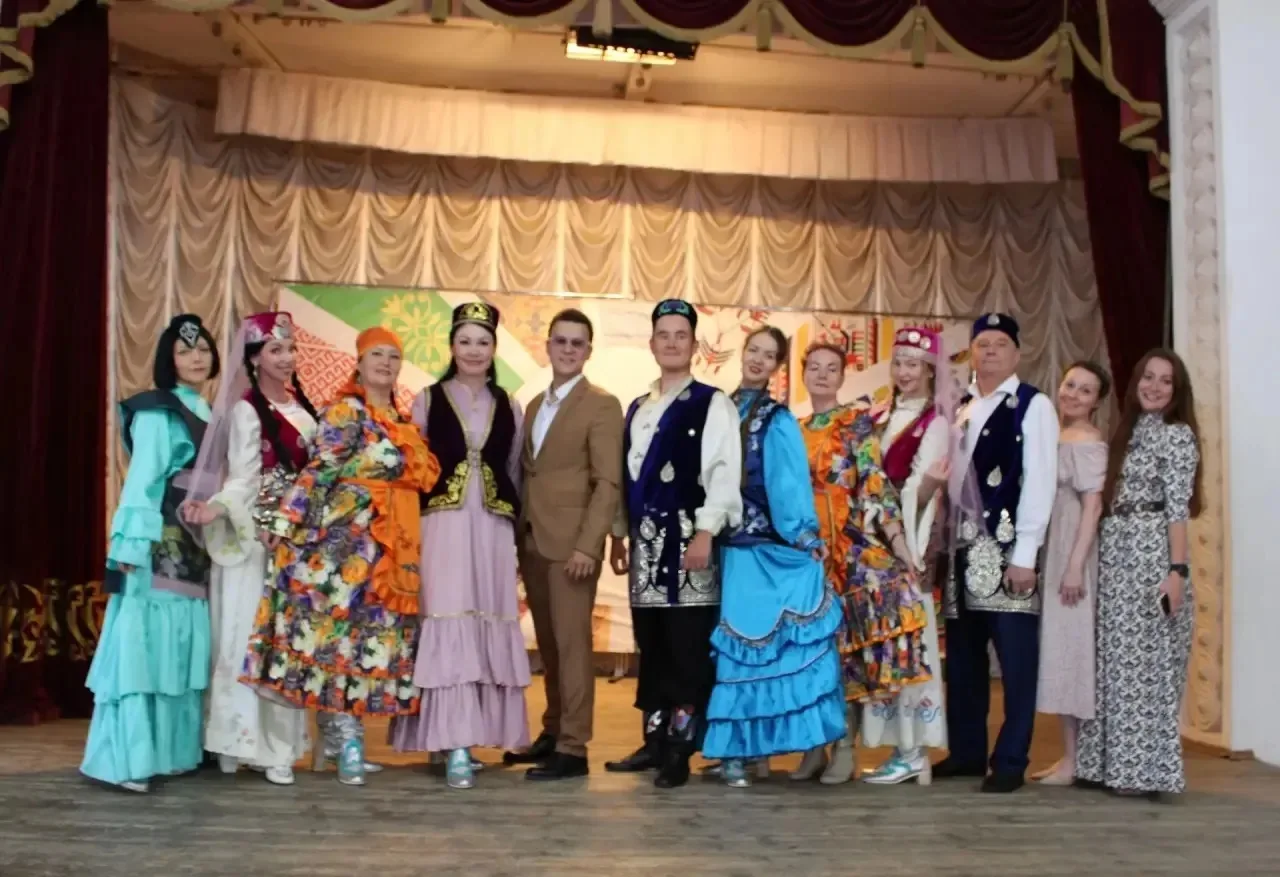 🎶 Душевный татарский концерт «Авылда кунакта» собрал гостей разных возрастов в актовом зале Обществ