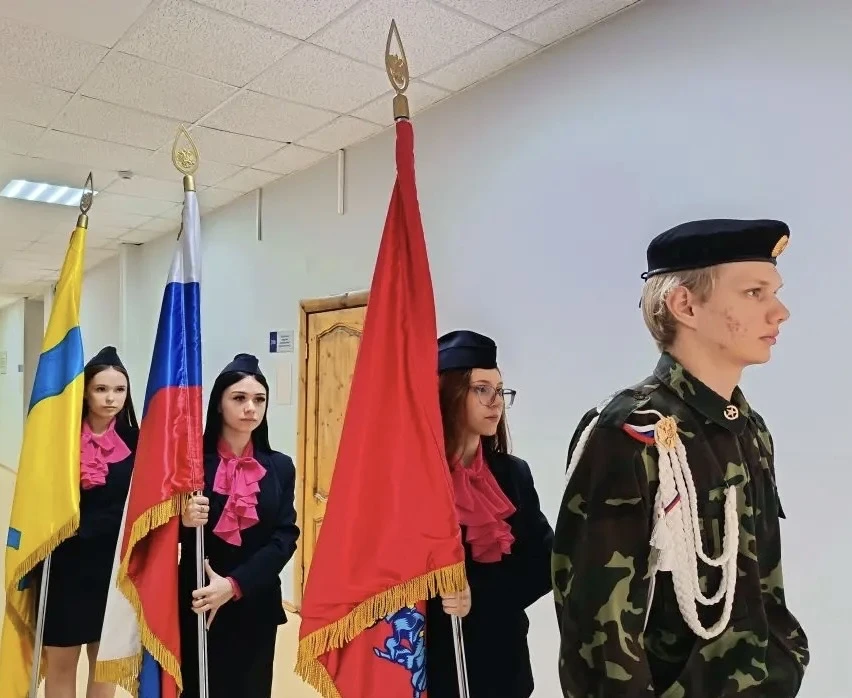 📣 Новую учебную неделю ОУФТ традиционно начинает с торжественной церемонии выноса флага и исполнения