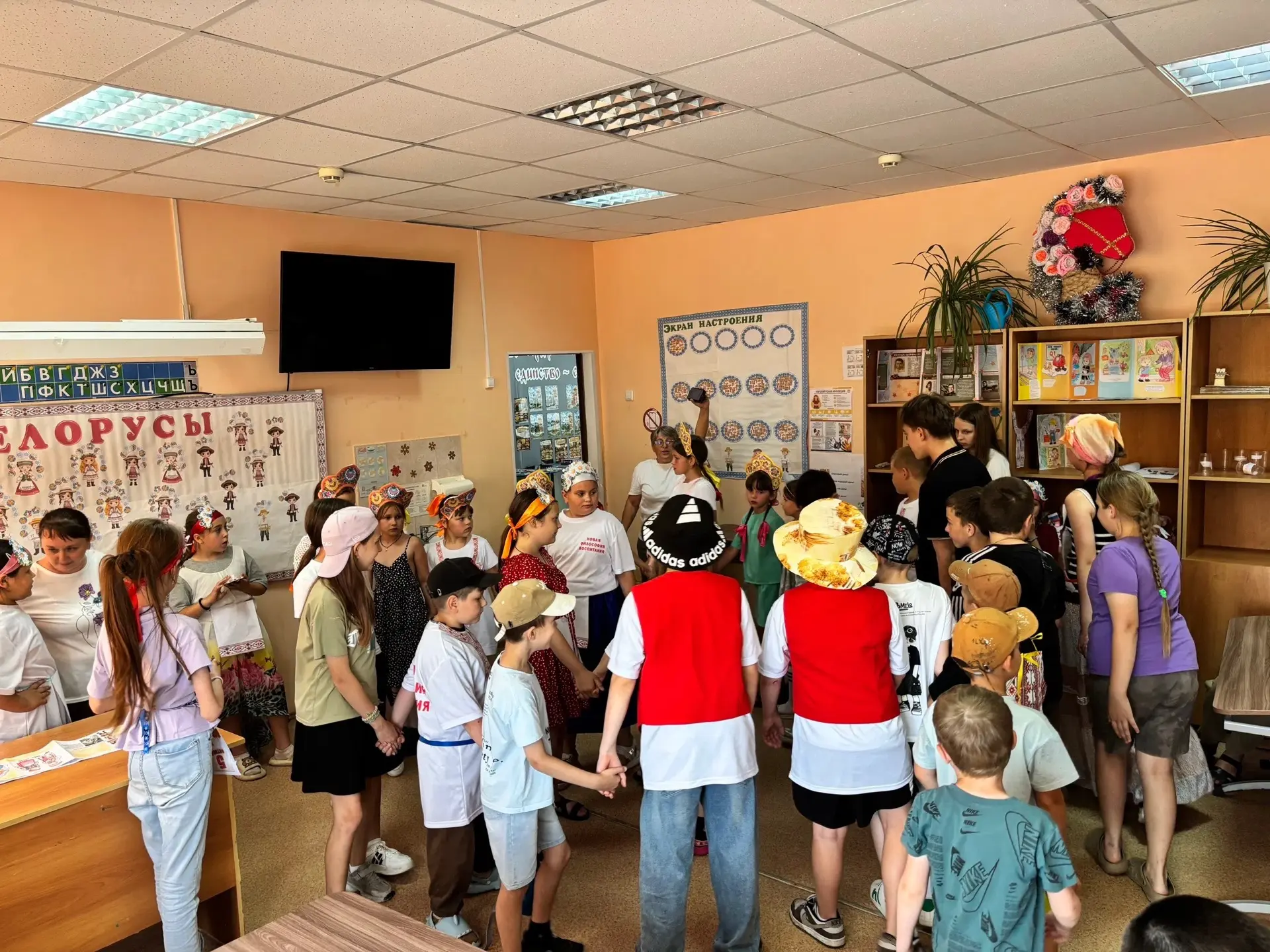 День, когда наш лагерь превратился в национальное путешествие! 🌍

Сегодня в нашем лагере царила нев