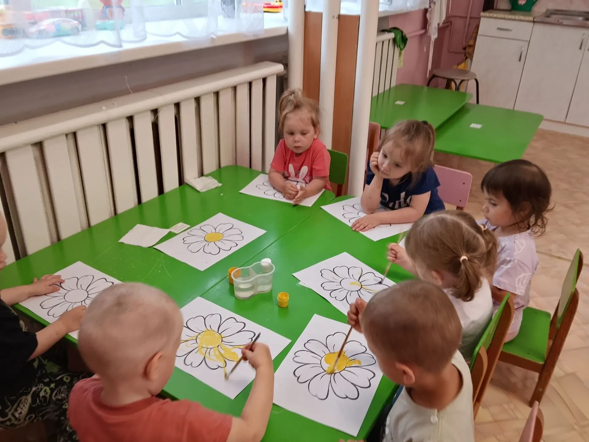 А вот вчера мы в 1 младшей группе творили чудеса! У нас были большие белые ромашки, и мы с ребятами 