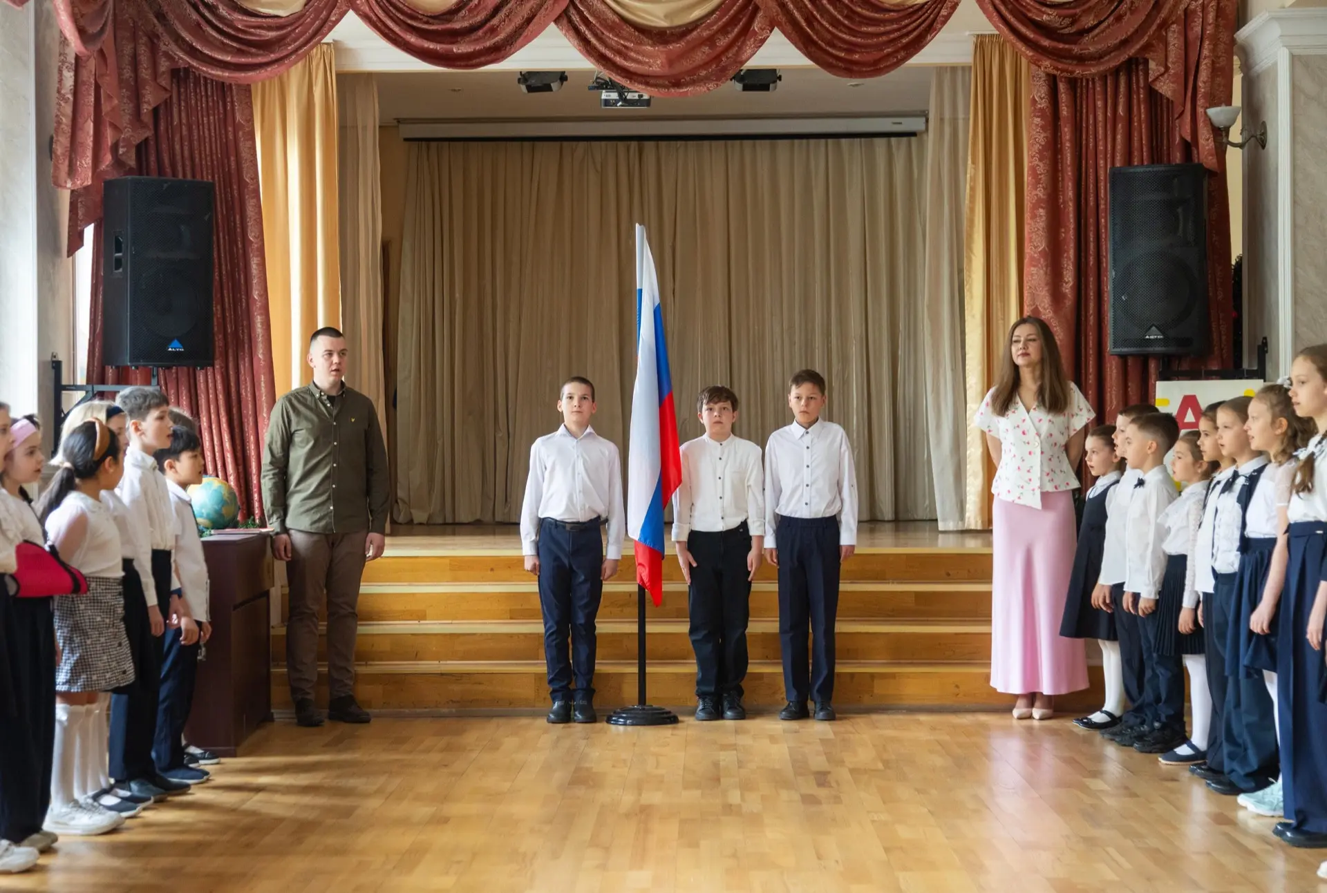 🇷🇺 Традиционно начинаем неделю с торжественной Церемонии поднятия флага Российской Федерации!    Сег