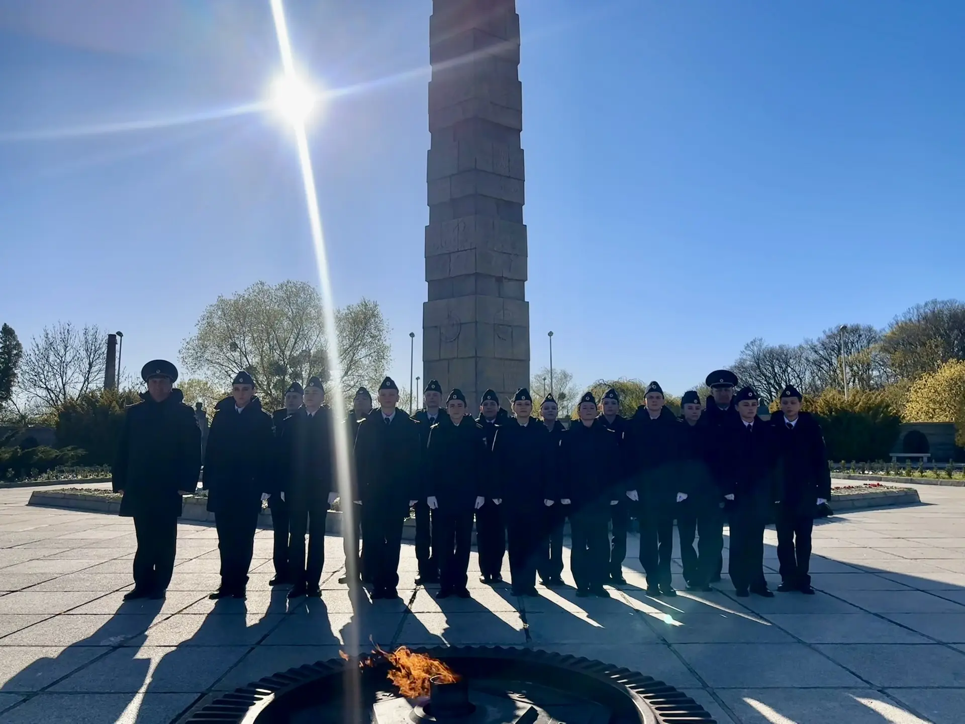 Пост № 1 у Вечного огня на мемориале 1200 воинам-гвардейцам — символ живой памяти и преемственности 