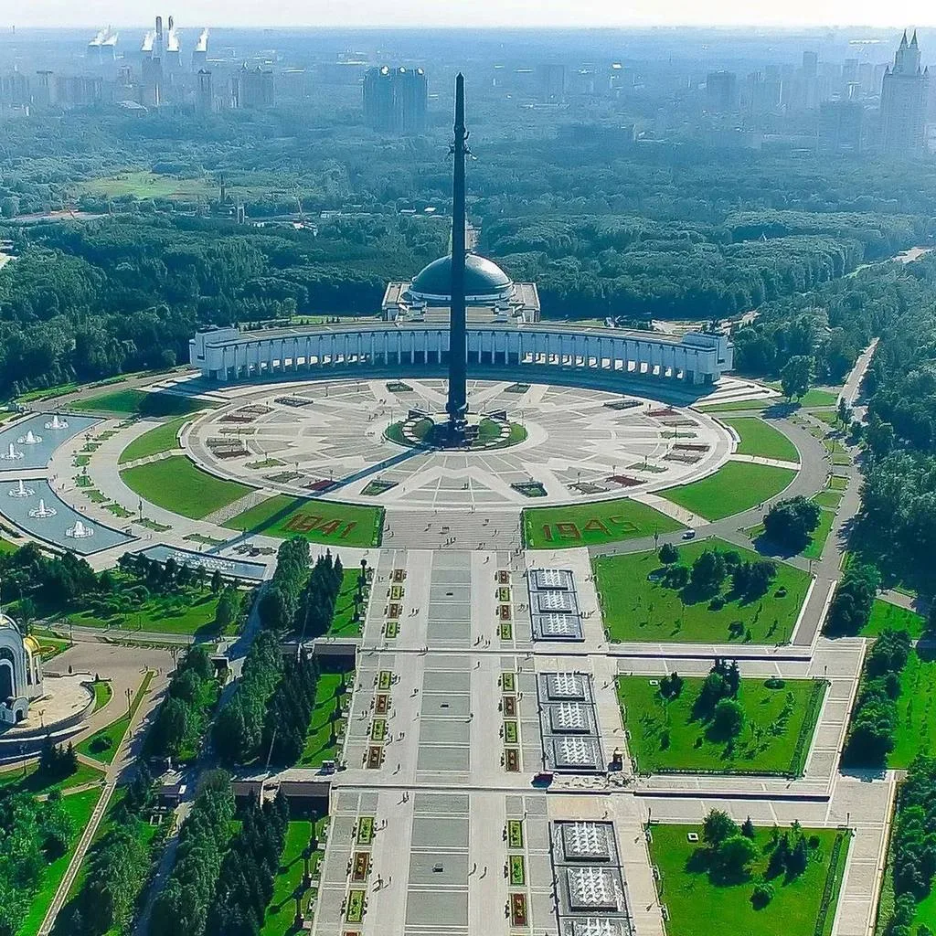 Прогулка по Поклонной горе, где кланялись Москве

Продолжаем выбирать парки. Сегодня — Парк Победы, 