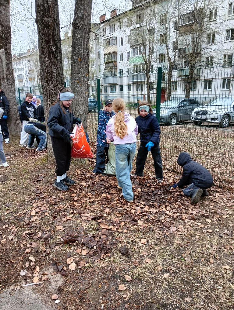 Ребята 3 "З" класса вместе с классным руководителем Инной Борисовной  дружно вышли на уборку террито