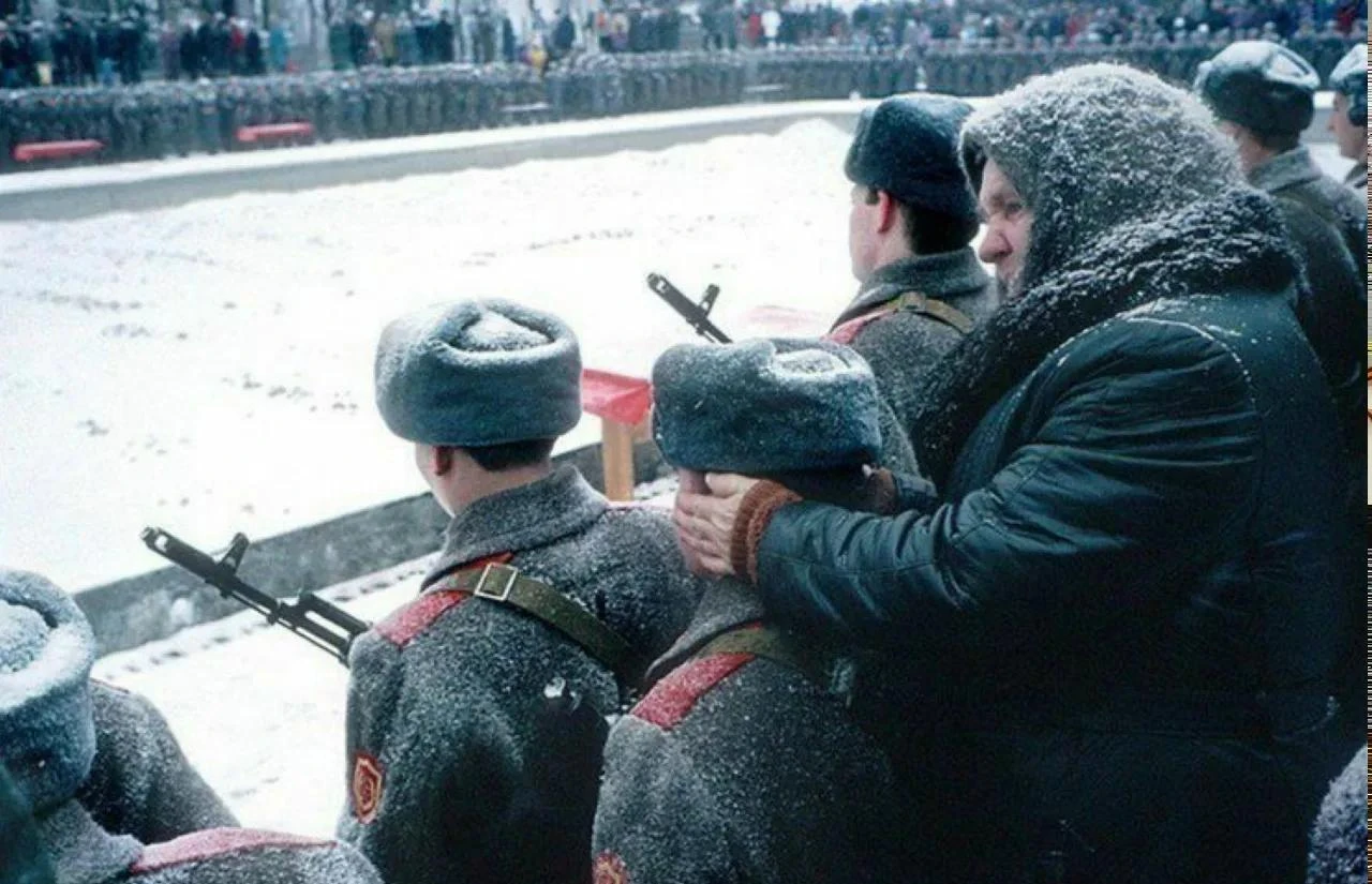 Зима 1994 года. Волгоград. На плацу выстроились новобранцы, зачитывающие текст воинской...