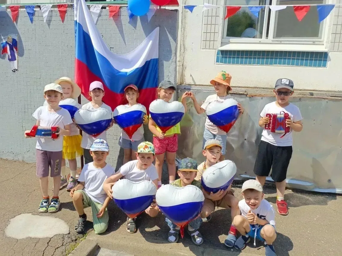 С ДНЕМ РОССИИ!

А в нашем ДО 5, ул.Приречная д.5, к.1, гр. 12, прошёл тематический день, посвящённый