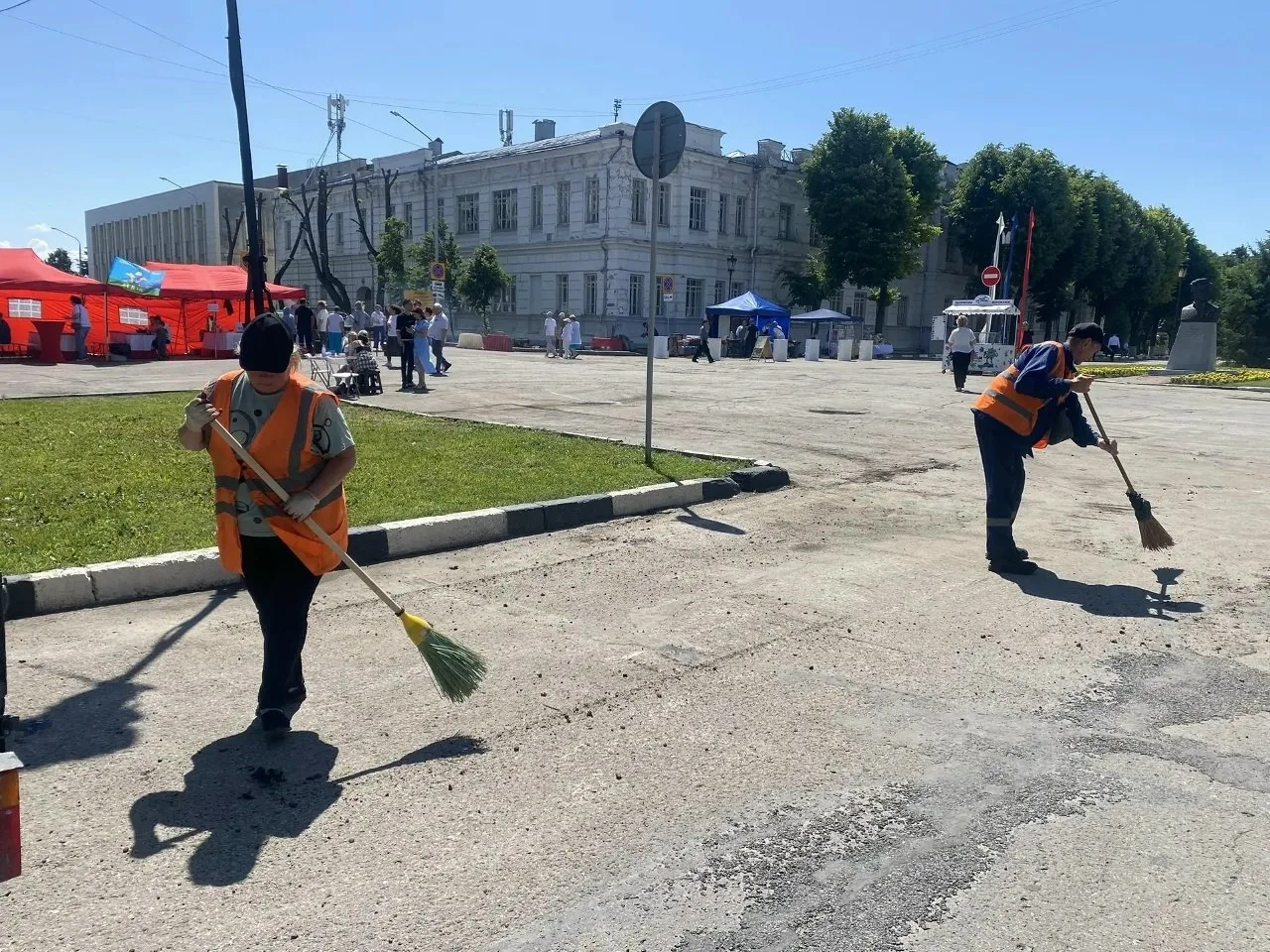 Городские службы после праздничных мероприятий вывезли с улиц 14 самосвалов смёта.