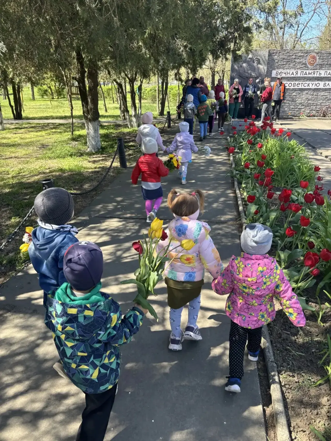 Сегодня возложили цветы к памятнику 🌹