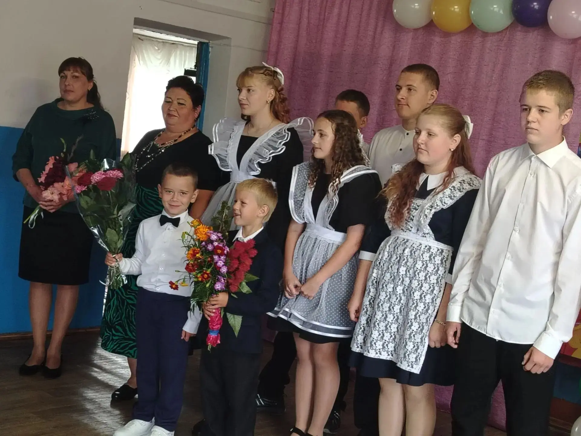 Сегодня школа распахнула двери для своих учеников. После долгих каникул, все снова собр...