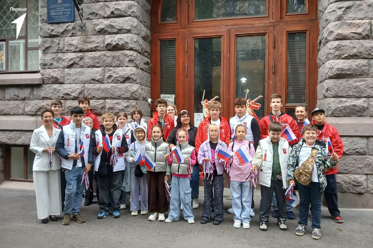 🇷🇺 С Днём флага поздравляют Первые из Санкт-Петербурга!