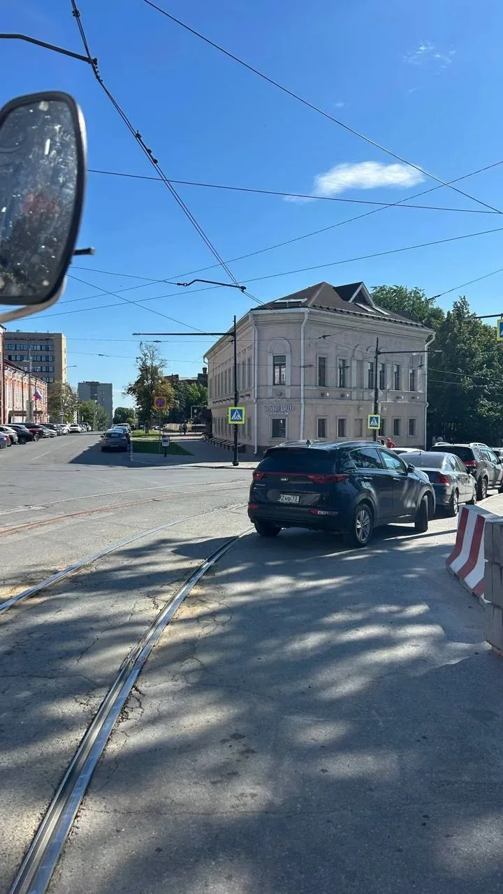 Мастер парковки в центре Ульяновска, трамваи встали