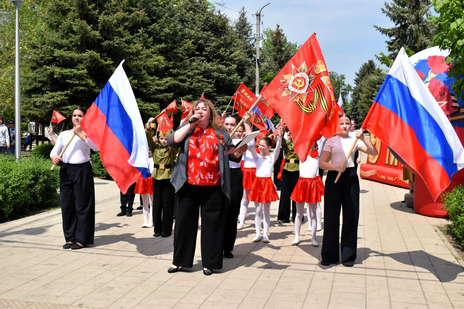Пусть будет мир на всей планете, Сияет солнце над землей, Цветут сады, смеются дети! С Победой! С пр