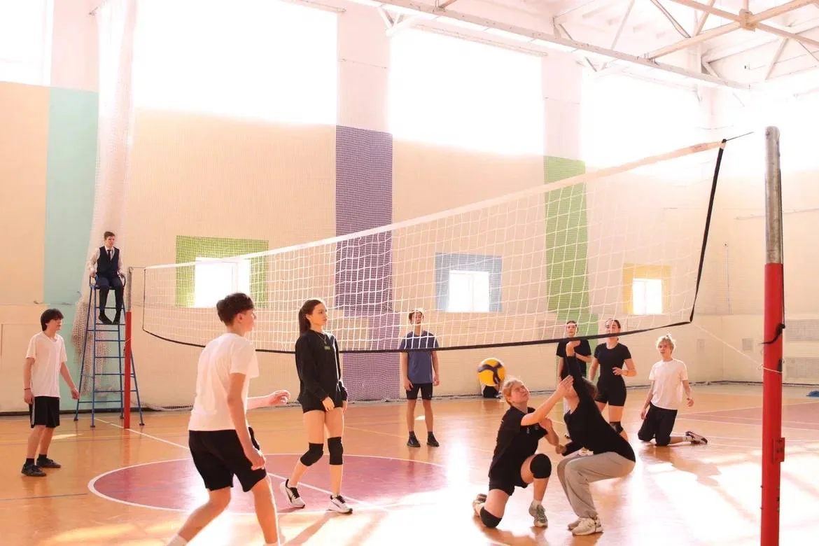 🏐 В гимназии состоялись соревнования по волейболу среди 9-х классов  Яркие игры прошли в большом спо