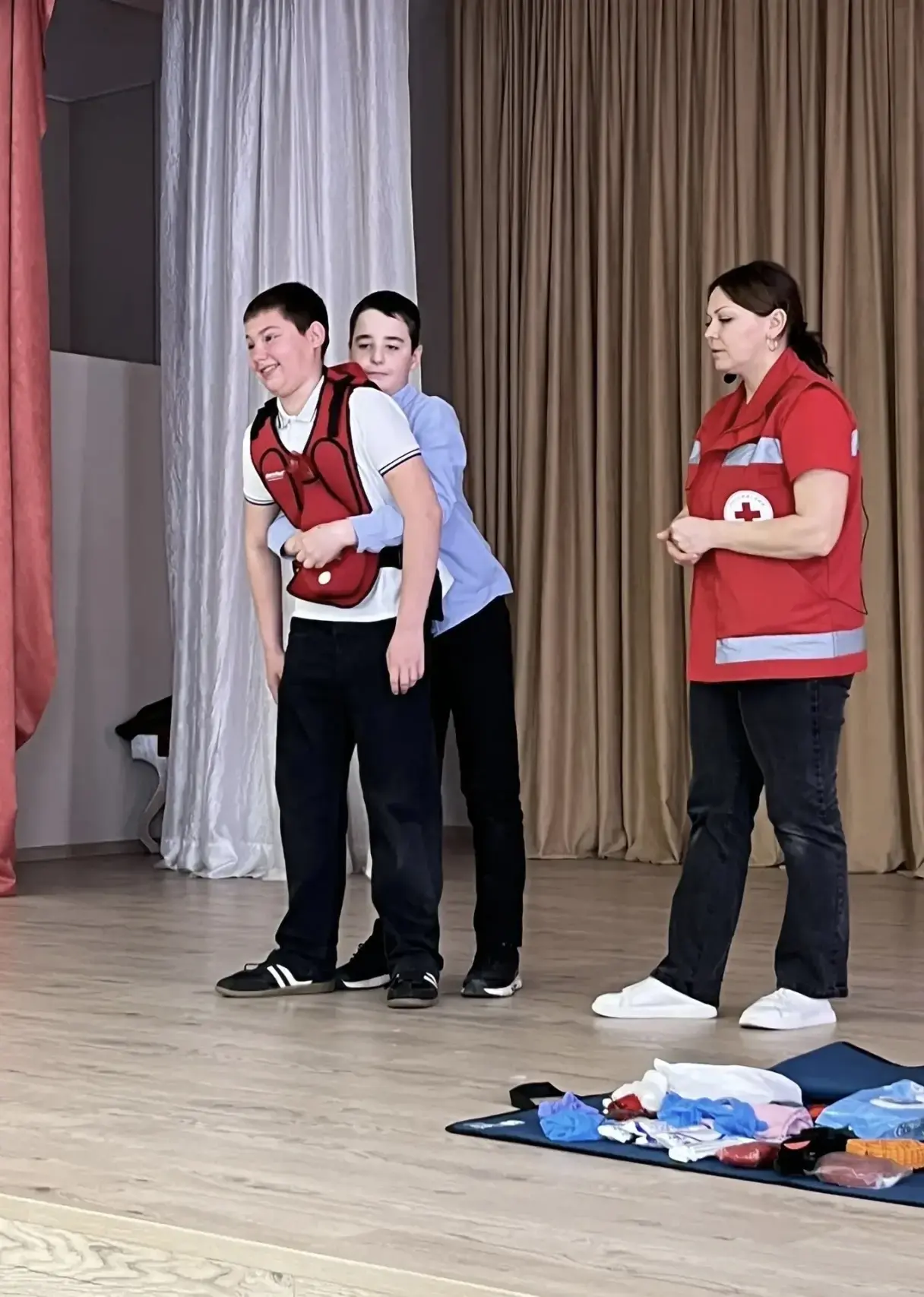 В школе прошли обучающие занятия от специалистов Красного Креста! ❤️  Ребята узнали: 🔹 как оказать п