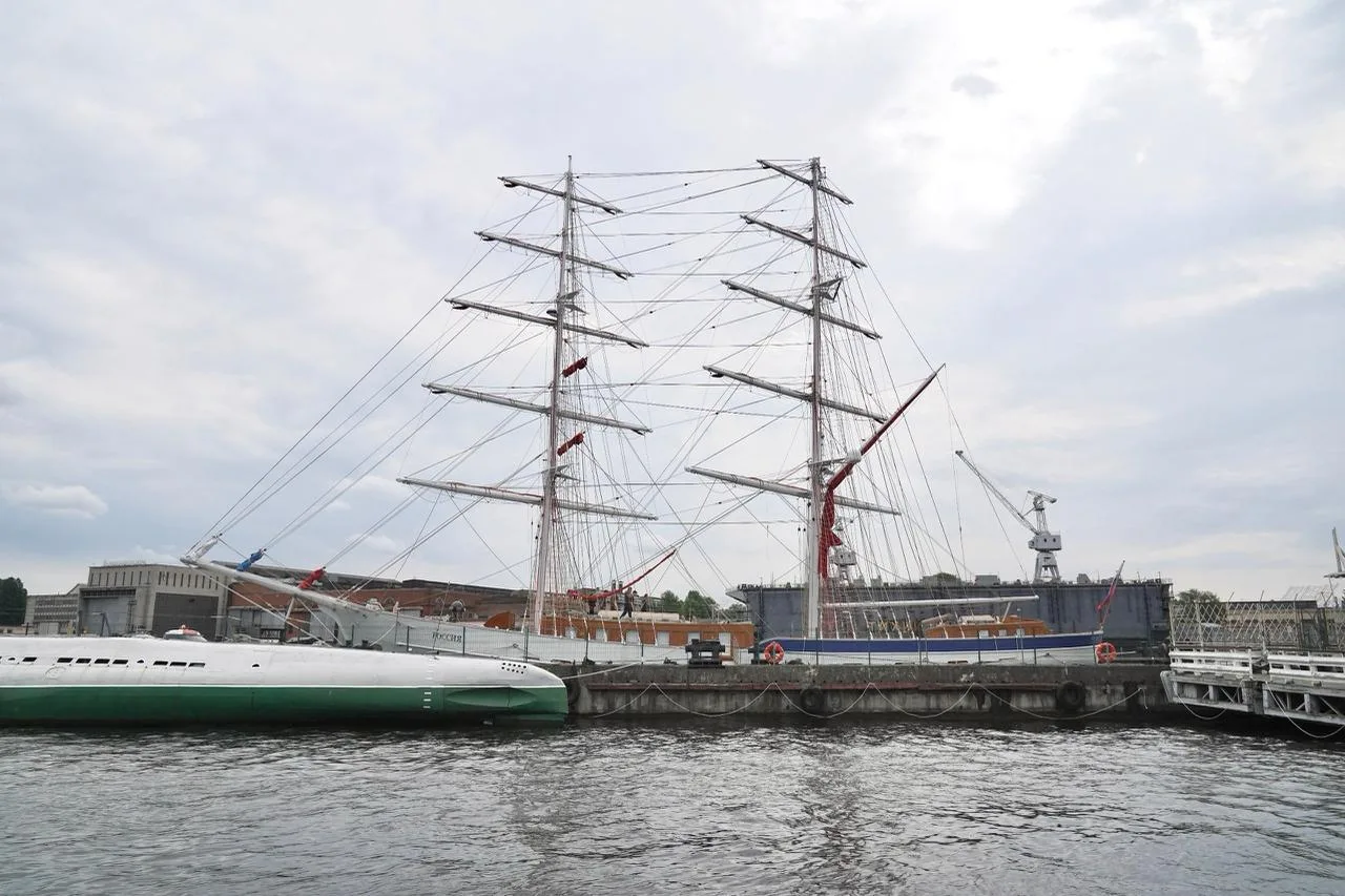 ⛵️«Алые паруса» уже Петербурге — бриг «Россия» заметили у набережной Лейтенанта Шмидта